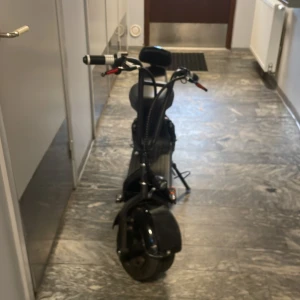 GPN Elektrisk Scooter med 48V 10Ah Batteri - Stabil elektrisk scooter från GPN med breda däck, dubbla säten och stötdämpare. Utrustad med 48V 10Ah litiumbatteri från Shenzhen Hao Yang. Använd men i gott skick, mindre slitage synligt på fotplattan. Perfekt för stadskörning och pendling.