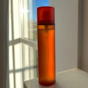 IDUN Minerals Ready Set Fix Face Mist - Ready Set Fix Setting Spray från IDUN Minerals i en snygg orange och röd flaska. Ger en naturlig glow och fixerar sminket hela dagen. Perfekt att spraya över din makeup för extra hållbarhet och fräsch finish. Inköpt i september i år och endast testad ett fåtal gånger! 