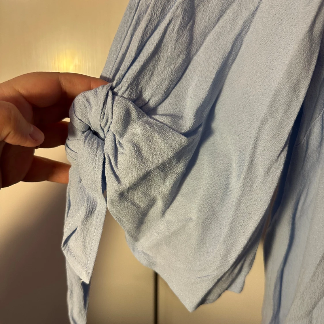 Ljusblå klänning med knytärm från H&M strl: 44 - 1