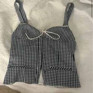 Zara rutig korset topp - jätte snygg svart topp från Zara som man spänner där fram. Den sälj inte längre så passa på till ett bra pris