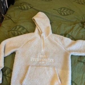 Vit fleece hoodie från Peak Performance - Mjuk och fluffig vit hoodie från Peak Performance, vid snabb affär bättre pris!