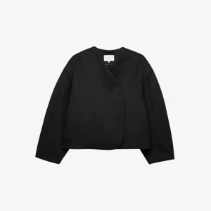 Svart omlott jacka från MQ - Svart omlott jacka från MQ, köpt för runt 1500 kr för ungefär ett år sedan! I väldigt fint skick!