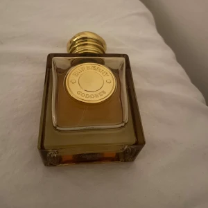 Burberry Goddess Intense - Burberry Goddess Intense, jättegod doft och ungefär hälften kvar. Säljer då jag ej använder längre💕