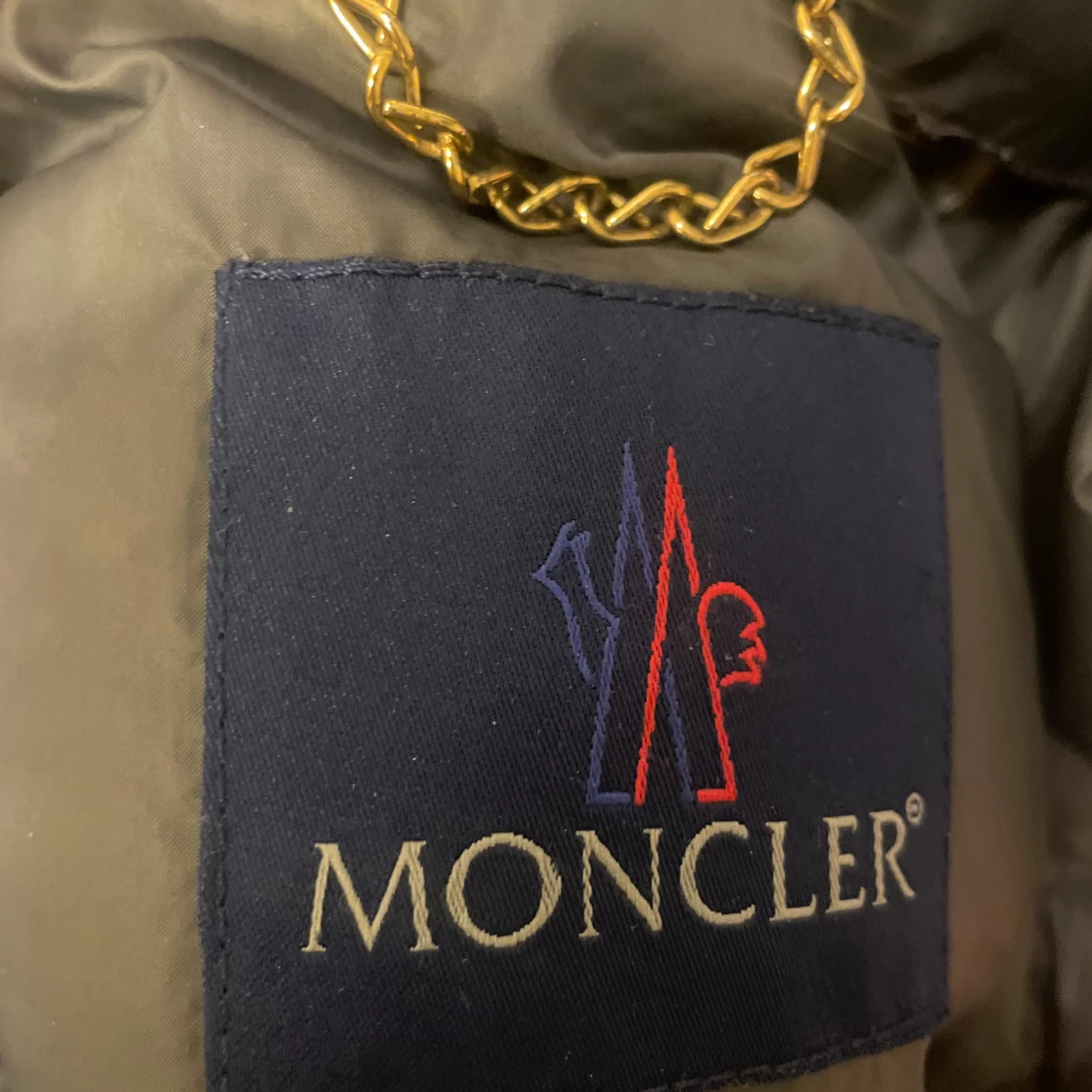 Glansig grå pufferjacka från Moncler - 1