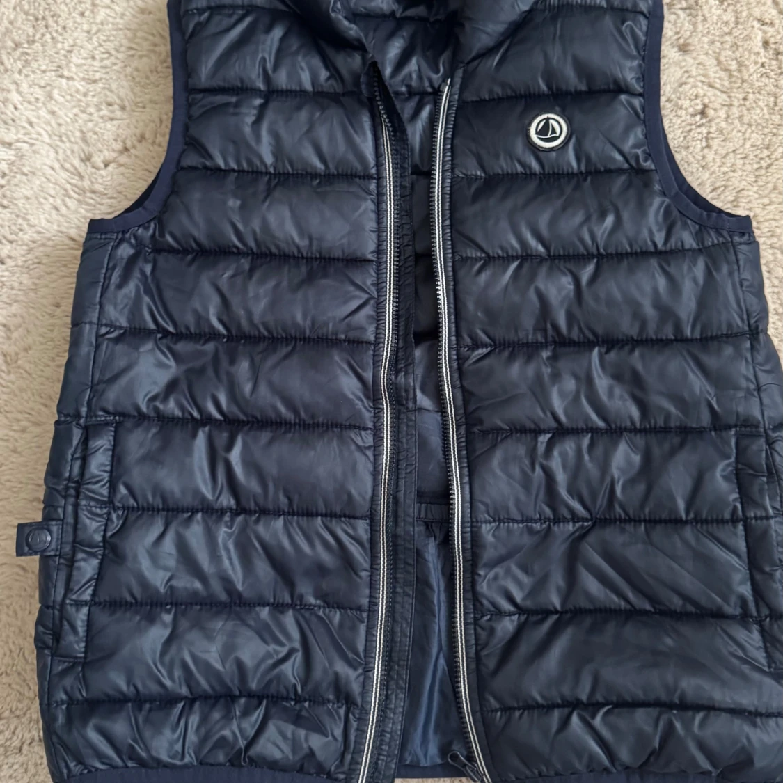 Mörkblå quiltad dunväst Petit Bateau