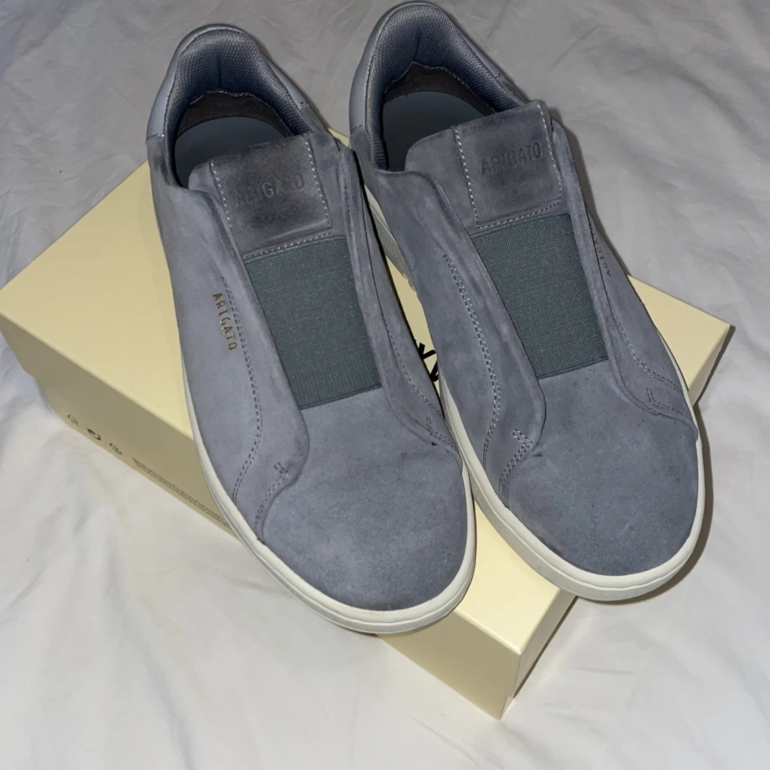 Grå sneakers från Axel Arigato - 1