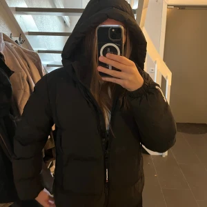 Svart pufferjacka  - Svart pufferjacka, köpte i vintras men använde den bara ett fåtal gånger eftersom att den var för stor för mig. Otroligt varm och skön jacka säljer nu vidare. 