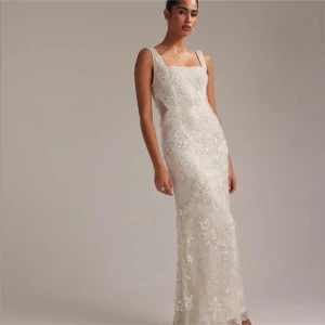 Festklänning  - Jag säljer denna klänning från ASOS som passar till många tillfällen såsom bal, bröllop, förlovning eller annan fest. Endast använd en gång i 3 timmar. Klänningen är även kemtvättad. Finns i Växjö att hämta men kan också fraktas såklart. Storlek 36  Nypris 4 689.