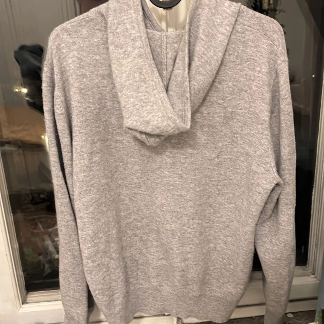 Grå kashmir hoodie från Sayless - 1