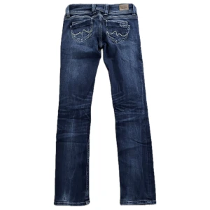 Pepejeans mörk blåa lowwaist jeans - Snygga mörkblåa pepejeans som är lågmidjade, de ser lite skinny ut på men är väldigt fina.