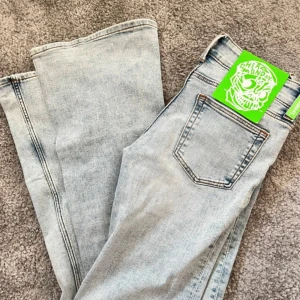 Bootcut ljusblå jeans Cheap Monday - Snygga ljusblå bootcut jeans från Cheap Monday med låg midja, helt oanvända 