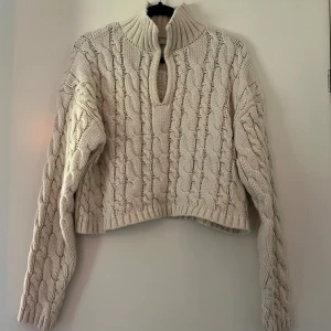 Beige kofta - Mysig kofta från NAKD. Har ett spänne vid halsen, så man kan välja om man vill ha uppknäppt eller stängt. Lite croppad modell Inga anmärkningar