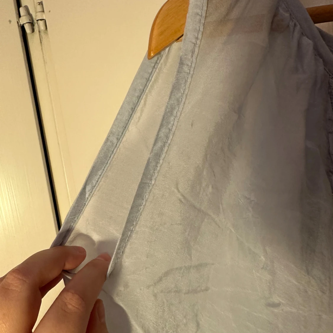 Ljusblå broderad blus med vida ärmar strl: M - 2