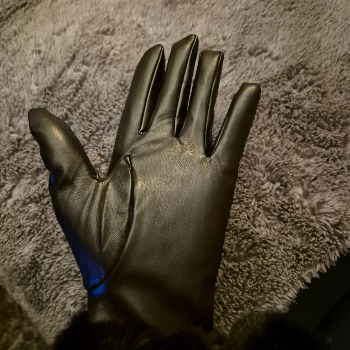 Svarta handskar med päls - 2