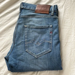 Replay Anbass jeans ljusblå tapered - Säljer ett par Replay Anbass jeans i ljusblå tvätt med snygga detaljer.