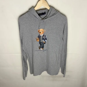 Ralph Lauren hoodie  - Modellen är 185, trycker har spruckit lite.