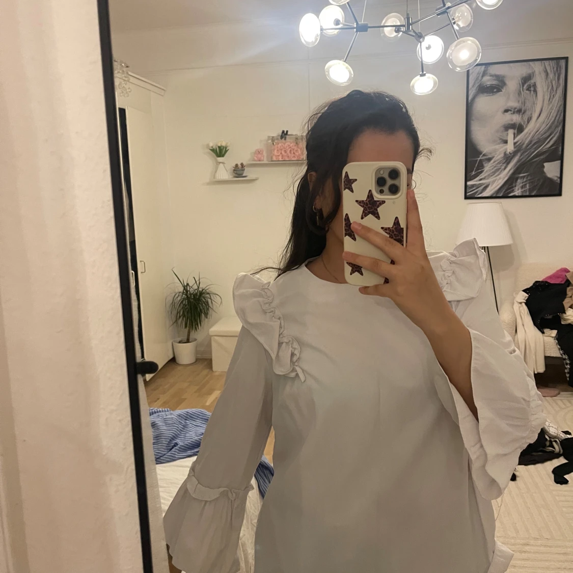 Vit blus med volangärmar