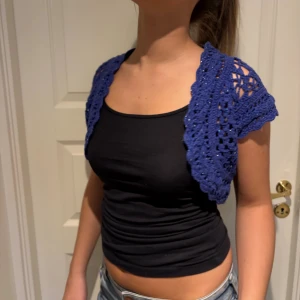 Bolero - Blå glittrig bolero köpt på sellpy från Silver Creek. Storlek M men passar mindre också. Använd enstaka gång