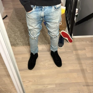 Ljusblå jeans med slitningar  - Hej! Riktigt feta Ljusblå jeans med ljus fade, slitningar och paintsplatter! Storlek: 32/32 tapered fit. Felfria förutom Jeanslapparna vid slitningarna har lossnat halft men enkelt att fixa med jeanslim om man skulle störa sig på det. Non branded. Modellen på bilden är 180cm och väger 67kg