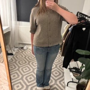 Kortärmad stickad tröja - Superfin grå - beige stickad tröja perfekt nu till hösten🍂