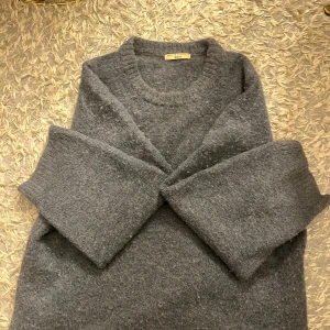 Mörkgrå stickad tröja Gina Tricot - Säljer denna mörk gråa stickade tröja från ginatricot💓