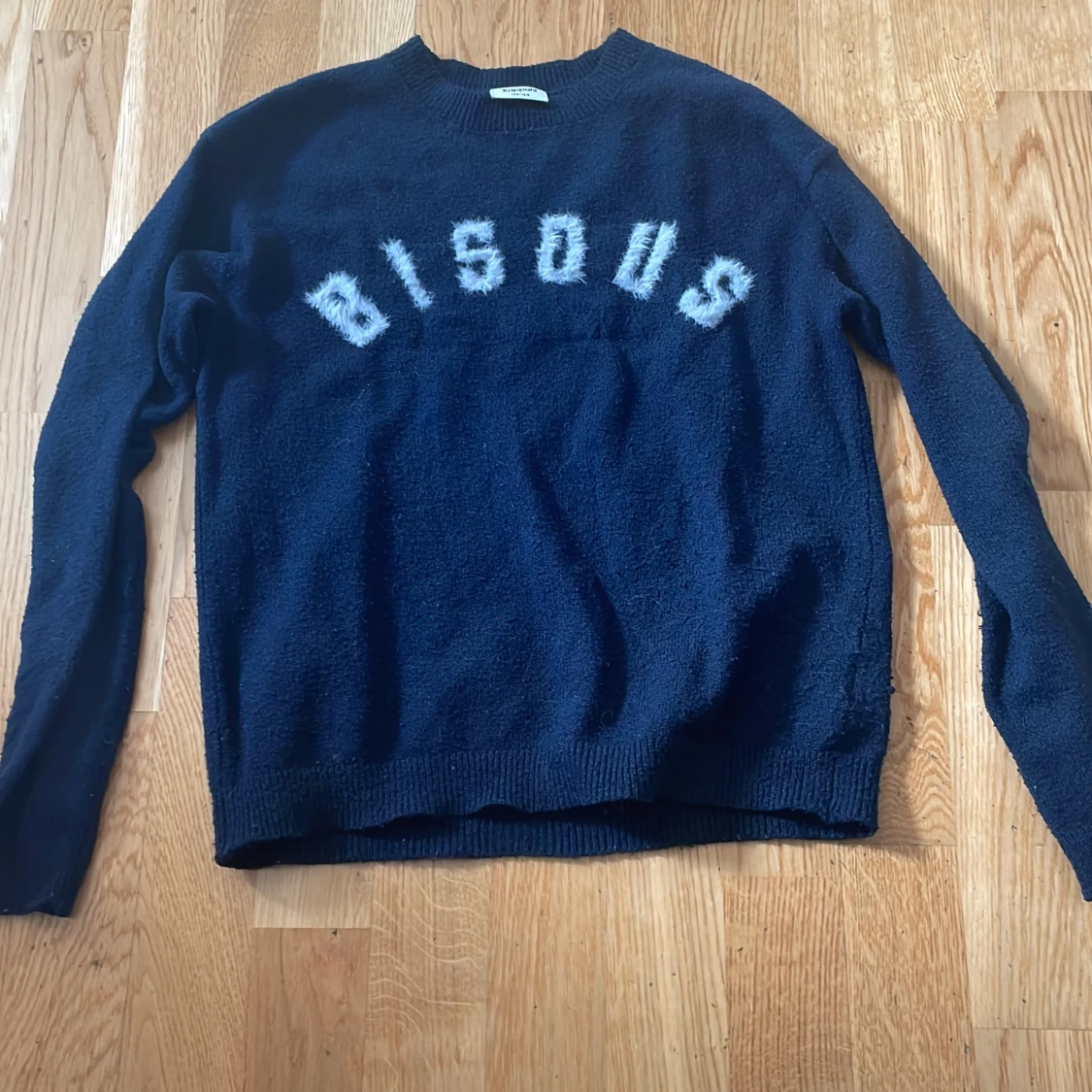 Mörkblå stickad tröja från Kappahl