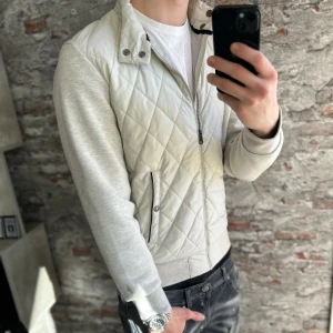 Ralph Lauren Cardigan - Mycket fint skick, en liten ”fläck” eller snarare mörkt märke på ryggen, märks knappt men be om bild vid osäkerhet. Storlek 48/S passar dig som är mellan 175-185cm ungefär. Nypris ca 3000kr. Modellen är 185 cm, 79 kg. Passar bra nu till vintern. Skriv för mer information!🤝