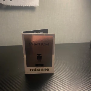 Phantom Elixir parfymprov - Testa Phantom Elixir från Rabanne! Innehåller 1,5 ml. Ingredienser som marine accord, mineral oud och vaniljböna ger en unik vibe. Tillverkad i Frankrike. Perfekt storlek för att ta med överallt.