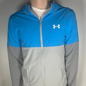 Under Armour windbreak - Säljer en riktig snygg och trendig Under Armour windbreaker i fint skick, storlek S, vid frågor är det bara att skriva //Gramenti