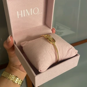 Gulligt armband  - Ett fint guldigt armband med strass stenar i mitten, justerbar som kan anpassas efter ens egen arm. Köpt i Marocko men aldrig kommit till användning. 