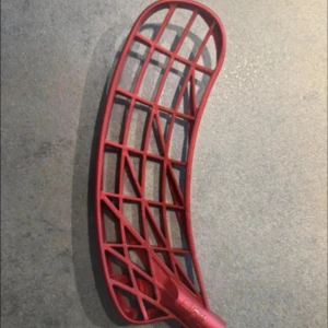 Unihoc innebandyblad röd - Rött innebandyblad från Unihoc. Bladet är helt nytt. Passar Unihoc-klubbor och ger bra bollkontroll. Perfekt för dig som vill uppgradera eller byta ut ditt nuvarande blad.