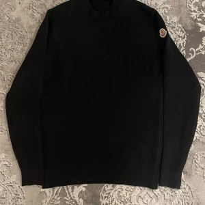 Moncler tröja - Fin stilren stickad Moncler tröja med diskret logo på armen, passar alla tillfällen och den är använd en gång helt ny, pris kan diskuteras vid snabb affär.