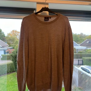 Oscar Jacobson  - Köpt på Oscar Jacobson i Höganäs, den är i nyskick. Den är lite brun/beige 