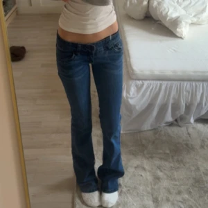 Mörkblå G-Rise Jeans - Hej! Säljer nu mina älskade G-Rise jeans då de tyvärr inte kommer till användning längre. Detta är original modellen på jeansen som ej går att köpa längre, därav väldigt eftertraktad. Jeansen är i mycket fint skick utifrån att de har blivit lite slitna längst ned (se bild 4&5). Verkligen de mest perfekta lågmidjade bootcut jeansen nu till hösten!🍁 Kommer inte sälja de för allt för billigt då nypriset på dom är 1900kr. Om du skulle ha några frågor (som t.ex mått osv) är det bara att höra av dig.🙌🏽