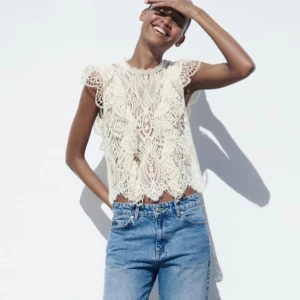 Vit spetsblus från Zara XS - Supersöt slutsåld vit blus från Zara i spets med detaljerade broderier och volanger längs axlarna. Perfekt som festtopp🍾💖