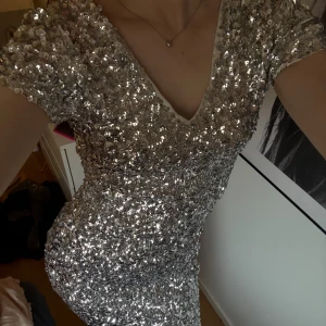 Nyårsklänning med paljetter  - Säljer en superglittrig paljettklänning i silver! Passar perfekt till nyår 💋‼️aldrig använd, endast testad 💋