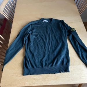 Mörkgrön stickad tröja Stone Island  - Säljer denna sjukt feta mörkgröna stickade tröja från Stone Island. Storlek är XL men passar som L. Hör av er vid funderingar!