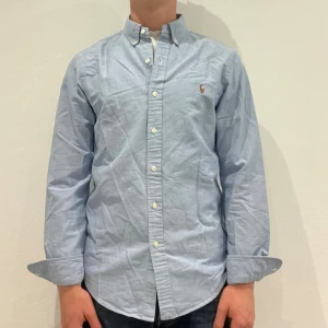 Blå slim fit skjorta från Ralph Lauren - Blå Ralph lauren skjorta || Storlek S (Slim fit) || Skjortan är i bra skick || modellen på bilden är 170cm och väger 62kg || Tveka inte på att höra av dig vid frågor eller funderingar 