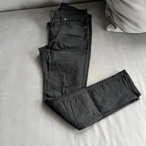 Svarta jeansbyxor med straight fit - Snygga svarta jeansbyxor med klassisk femficksdesign och raka ben. Byxorna har normal passform och är tillverkade i mjukt jeanstyg som ger en skön känsla. Perfekta för dig som gillar en enkel och stilren look.