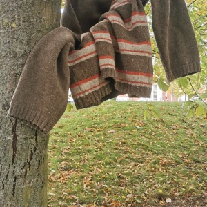 Brun stickad tröja H&M L.O.G.G. XL - Mysig brun stickad tröja från H&M L.O.G.G. i storlek XL. Tröjan har ett klassiskt randigt mönster med beige och rostfärgade ränder samt ribbade muddar vid ärmslut och nederkant. Perfekt för kyliga dagar och enkel att matcha med jeans.