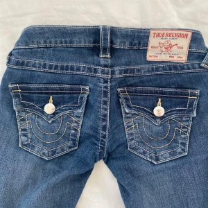 Lowwaist bootcut True Religion  - True religion bootcut lowwaist. Dom är mer bootcut än vad det ser ut på bilden pga vinkeln. Som nya i skicket! Midjemått-37 tvärs över innerbenslängd-84. W23. Hör av er för mer info eller bilder❤️