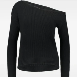 Svart stickad offshoulder-tröja - Svart ribbstickad tröja med offshoulder-design och lång ärm. Snygg och enkel modell som sitter lite tightare och har en klassisk rundad nederkant. Perfekt till jeans eller kjol för en stilren look.