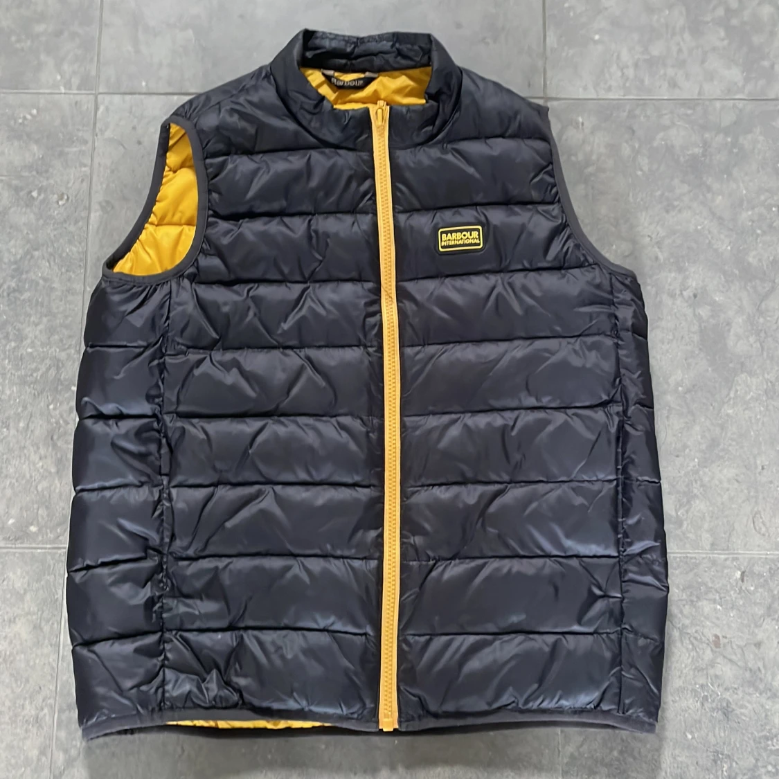 Svart dunväst från Barbour International