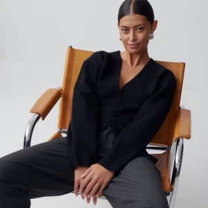 Shape knitted cardigan  - Figursydd kofta med intagen midja. Koftan är brun och har knappar framtill. Den har finstickad kvalitet, v-ringning, lång ärm och normal passform. Slutsåld online!!!