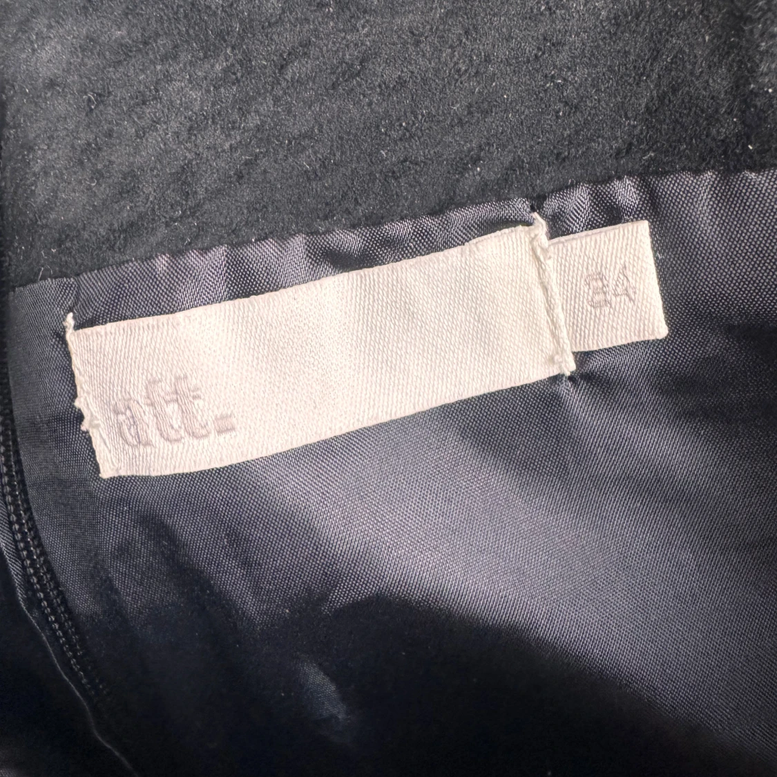 Svart mockakjol med dragkedjor från Att. - 3