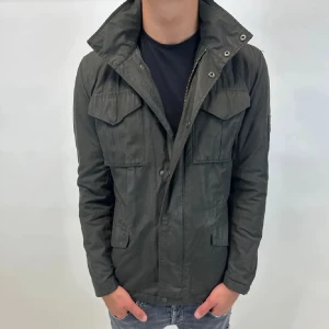 Field jacket - Hej, säljer nu denna riktigt snygga field jackan i storlek M från peak performance som är perfekt nu till hösten! Skicket är 8/10 Vid minsta lilla fundering så är det bara att höra av sig