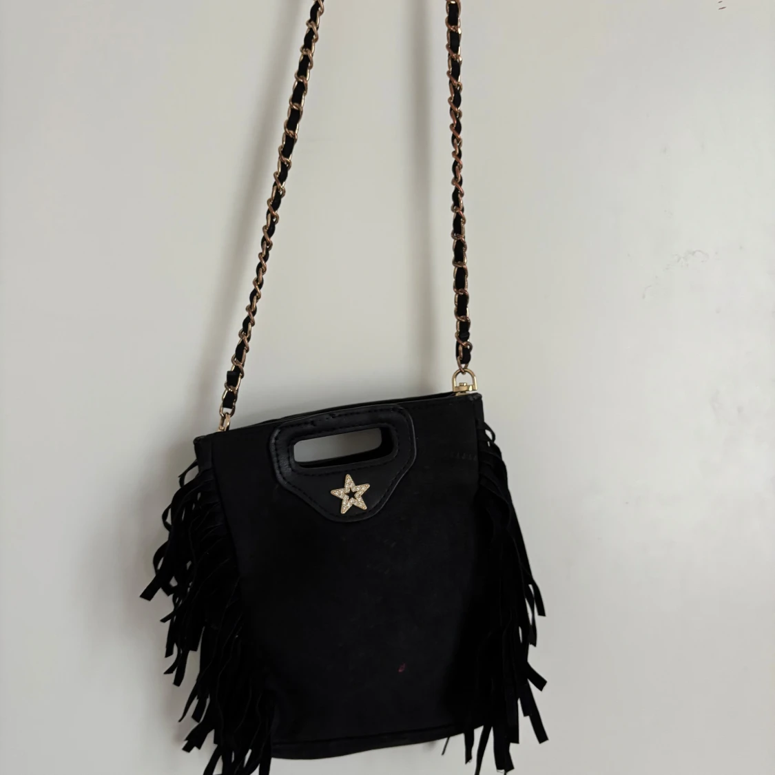 Svart axelväska med fransar och stjärndetalj