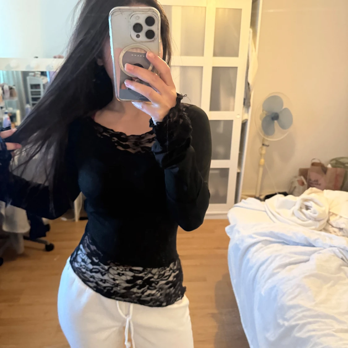 Svart långärmad topp med spetsdetaljer