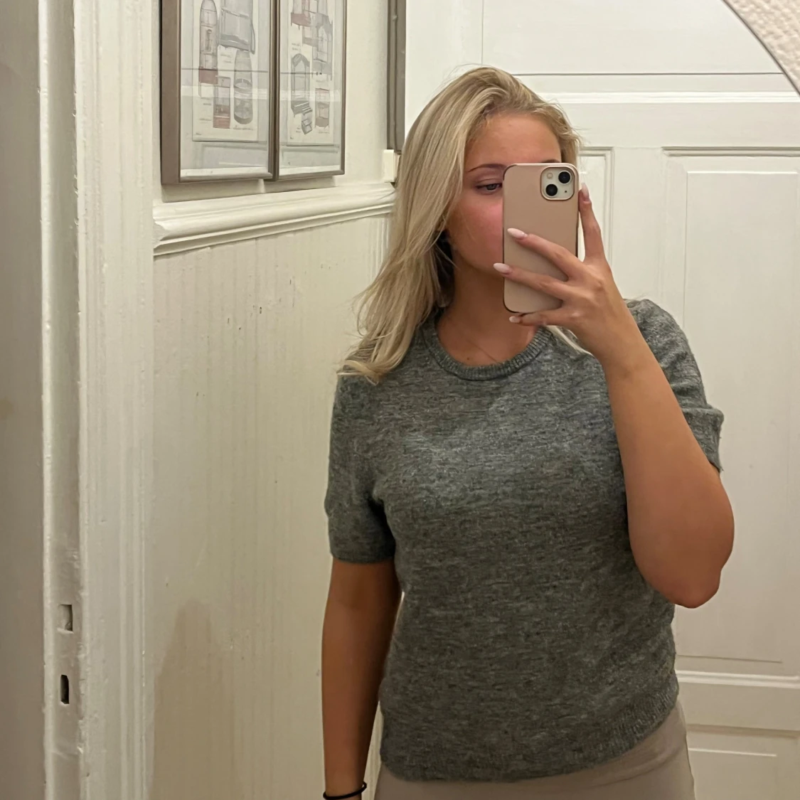 Grå stickad kortärmad tröja - 1