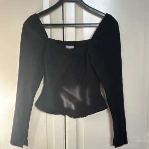 Svart topp från Frakment - Säljer en svart topp från Frakment i storlek XS/S. 